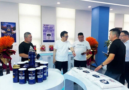 郑州仲和餐饮治理有限公司行政总厨秦广民一行三人，，，，，，，，光临郑州马吉尔食品工业园区调查互换！